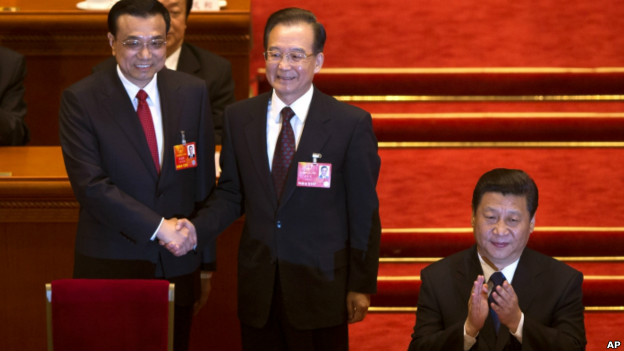 李克强（左）、温家宝（中）与习近平在人大会议上（15/03/2013）