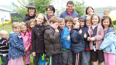 Cerys gyda rhai o blant Ysgol Gymraeg Llundain a'u prifathrawes