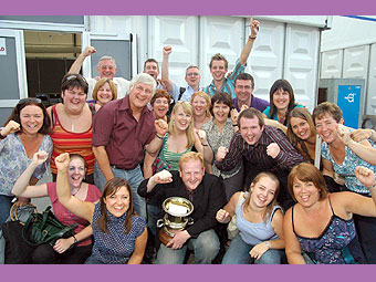 Cyntaf yng Nghystadleuaeth y Côr Cymysg oedd Côr Godre'r Garth, Pontypridd.