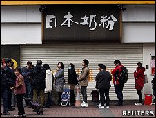 一群香港家長在某日本奶粉專賣店前排隊等候光顧（16/3/2011）