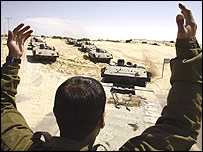 Izraelský voják naviguje obrněná vozidla, která se stahují z Rafáhu