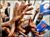 متاثرین امداد کو پہنچتے ہوئے