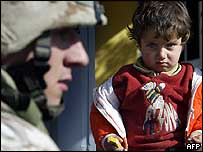 Amerikan askeri ve Iraklı bir çocuk